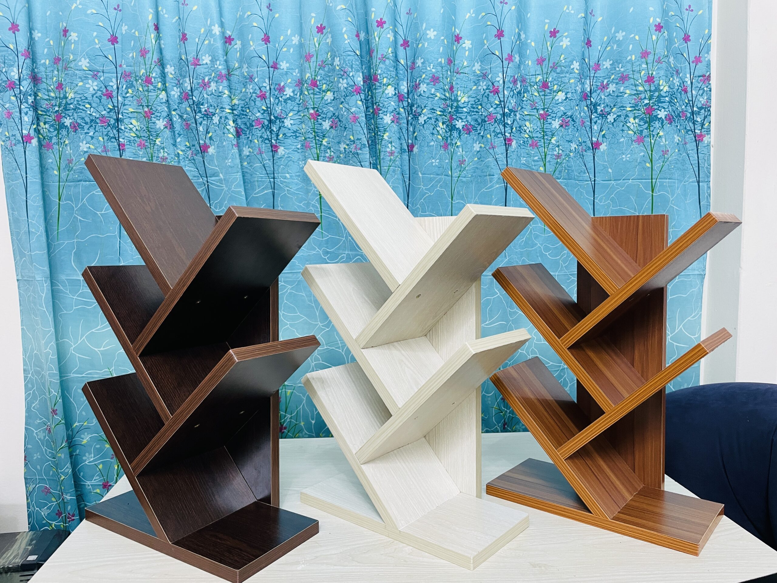 তিনটি রঙে NIRALOY TreeShelf — চকলেট, সাদা ও ক্যারামেল